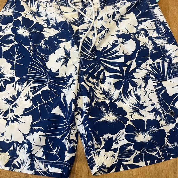 Three designer cargo Bermuda shorts for men, Nike, billabong and Tommy Hilfiger - Picture 8 of 16